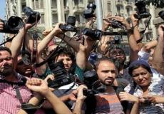 تهافت الإعلاميين المصريين لتصوير أمين عام مجلس الإعلام الأعلى المتهم بالرشوة