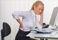 موظفة تجلس أثناء العمل في مكتبها