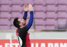 ميسي وهو يحتفل بالهدف 