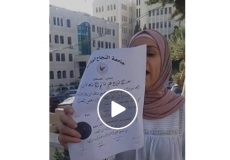 شاهد: معلمة تحرق شهادتها أمام وزارة التربية والتعليم برام الله