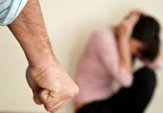 رجل يقتل زوجته بعضها من عنقها