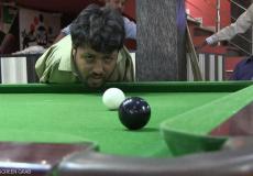 شاهد: بطريقة مذهلة .. باكستاني دون ذراعين يحترف البلياردو