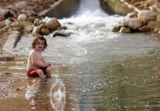طفل يستجم بالمياه هرباً من حرارة الجو