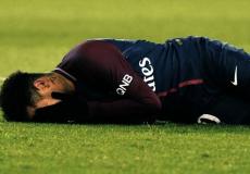 نيمار يبكي على أرضية الملعب بعد اصابته