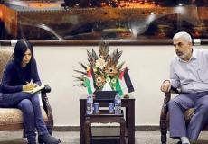 يحيى السنوار - مسؤول حركة حماس في غزة أثناء الحوار مع الصحفية الإيطالية فرانشيسكا بوري في غزة -ارشيف-