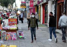 مواطن يرتدي كمامة في غزة