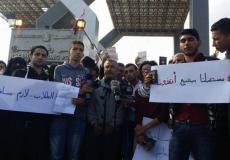 طلاب عالقون يعتصمون أمام بوابة معبر رفح