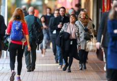 بالعناق والقبلات - شعب نيوزلندا يحتفل بعد رفع حظر كورونا