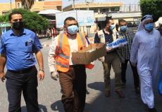 رئيس بلدية دير البلح يتجول على الفرق العاملة لمواجهة جائحة كورونا