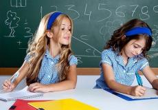 معلم يبتكر طريقة مثيرة لمنع الغش بالامتحان