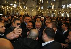 هنية يؤدي صلاة الجمعة بمسجد الفاتح في اسطنبول