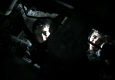 طفلان يعملان داخل ورشة لاصلاح السيارات في غزة - apaimages