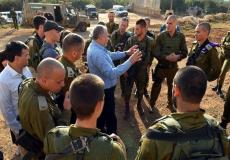 وزير الأمن الإسرائيلي أفيغدور ليبرمان يتوسط جنود جيشه