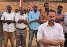 السفير البريطاني لدى السودان يؤمّ المصلّين