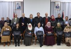 التربية تُسلم أجهزة حواسيب محمولة لمدارس في القدس