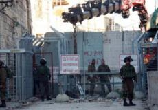 قوات الاحتلال تغلق مدخل شارع الشهداء الرئيسي وسط الخليل