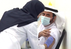 مواطن سعودي يتلقى لقاح كورونا