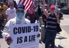 كورونا.. أمريكي يعرض نفسه للسخرية في موقف متناقض