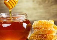 هذا ما يحدث لجسمك عند شرب العسل مع الماء بالليمون؟