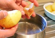 خطأ فادح عند سلق البطاطس يفقدها عناصرها الغذائية -توضيحية -