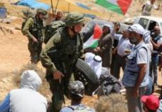 الاحتلال يطارد العمال ويحتجز بعضهم في الخليل