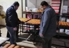 الاقتصاد بغزة تفتش على المصانع والمخابز وتتلف موادًا غذائية وشامبوهات