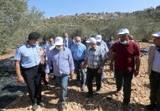 وزير الزراعة رياض العطاري برفقة رئيس الوزراء محمد اشتية ورئيس الوزراء 