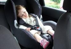 طفل داخل مركبة - توضيحية