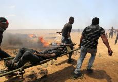فلسطينيون ينقلون جريحاً في مسيرات العودة في غزة