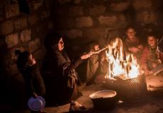 مواطنون يشعلون النار للتدفئة في غزة في ظل انقطاع الكهرباء -ارشيف-