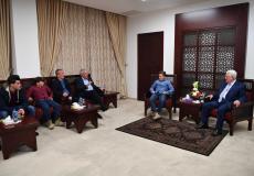 الرئيس محمود عباس، أثناء لقاء عائلة الأسيرة عهد التميمي