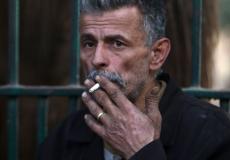 رجل يدخن التبغ -ارشيف-