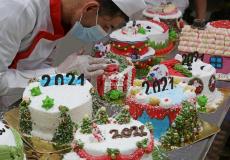 مواطن من غزة يصنع "جاتوهات" مزينة بشعارات عن كورونا