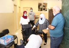 تقديم كراسي كهربائية متحركة لخمسة أشخاص من ذوي الإعاقة في الخليل