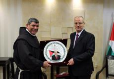 ئيس الوزراء رامي الحمد الله، يتسلم دعوة لحضور قداس منتصف الليل 