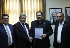 جانب من تسليم وزير التعليم اعتماد لتخصص جديد في جامعة الأقصى عبر رئيسها كمال الشرافي