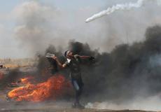 أحد المتظاهرين الفلسطينيين في مسيرة العودة السلمية على حدود قطاع غزة في جمعة نذير الغضب