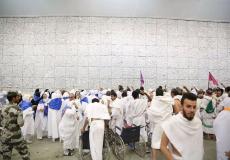 حجاج بيت الله الحرام يرمون الجمرات