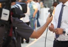 شاهد كردي مزقّ القرآن يظهر مراسلاً لـ قناة إخبارية