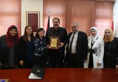 صيدم يكرّم ممثلة مؤسسة ار تي أم الإيطالية لانتهاء عملها في فلسطين.JPG