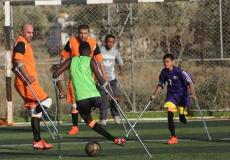فريق لمبتوري الأطراف يلعب كرة القدم في غزة