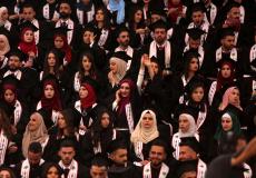 طلاب فلسطينيون يشاركون بحفل تخرجهم بجامعة بير زريت في رام الله