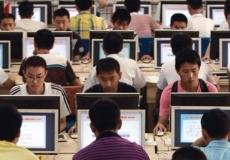 صينيون في مركز لخدمات الإنترنت (أرشيف)