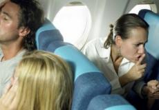 المسافرين  أثناء  رحلاتهم  الجوية  صورة  توضحية 