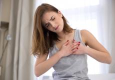 امرأة تعاني من أمراض القلب