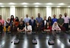 رئيس الوزراء لدى استقباله وفدا من منتدى شارك الشبابي