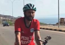 مشجع مصري يستغيث بعدما انقطعت به السبل خلال سفره بالدراجة إلى كأس العالم