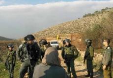 إخطارات بوقف العمل في بئر ومساكن وحظائر في الخليل