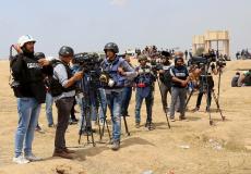 صحفيون شرق غزة خلال تغطية مسيرات العودة الكبرى