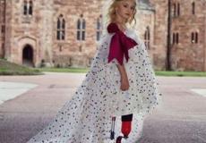 شاهد طفلة مبتورة الساقين تعرض الأزياء الفاخرة